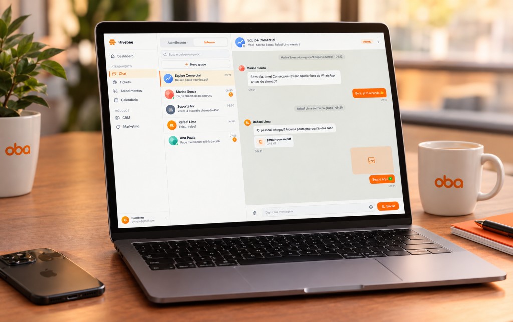 Equipe usando o chat interno da Oba Labs para conversar em grupo e com colegas